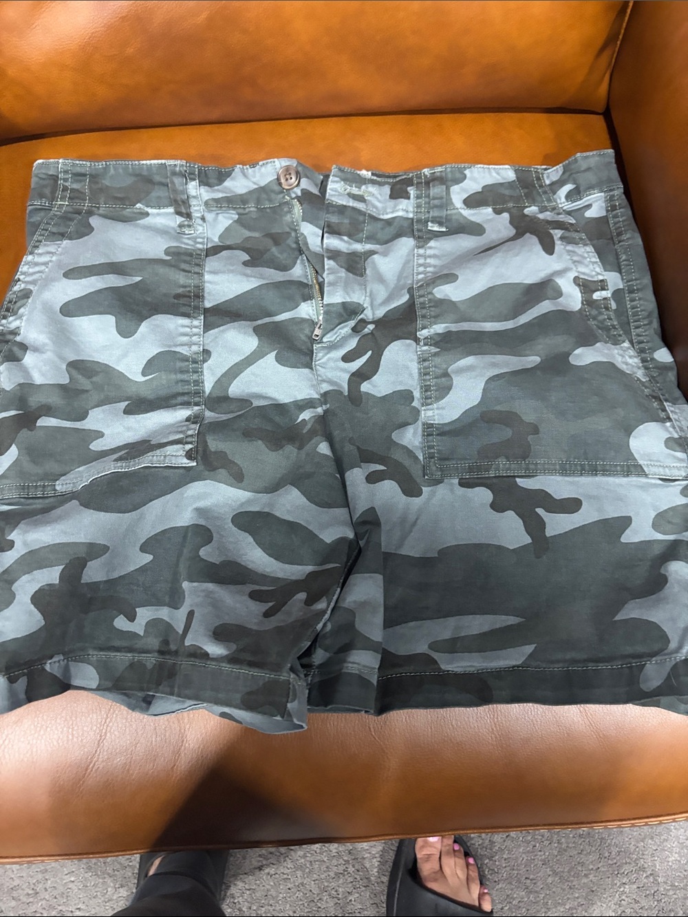 GAP Women Denim and Camo Shorts - Picture 5 of 6